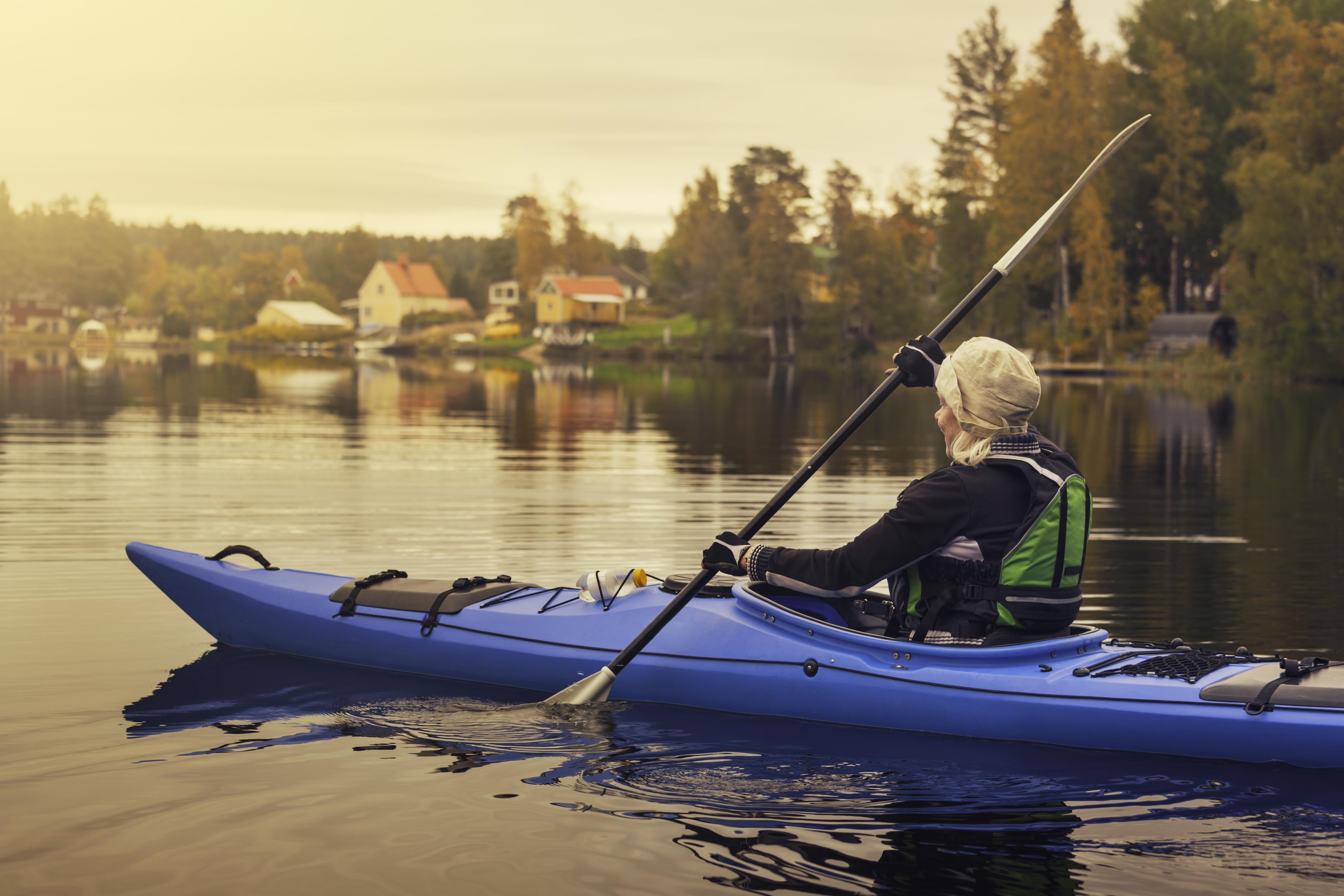 En kvinna paddlar i en sjö