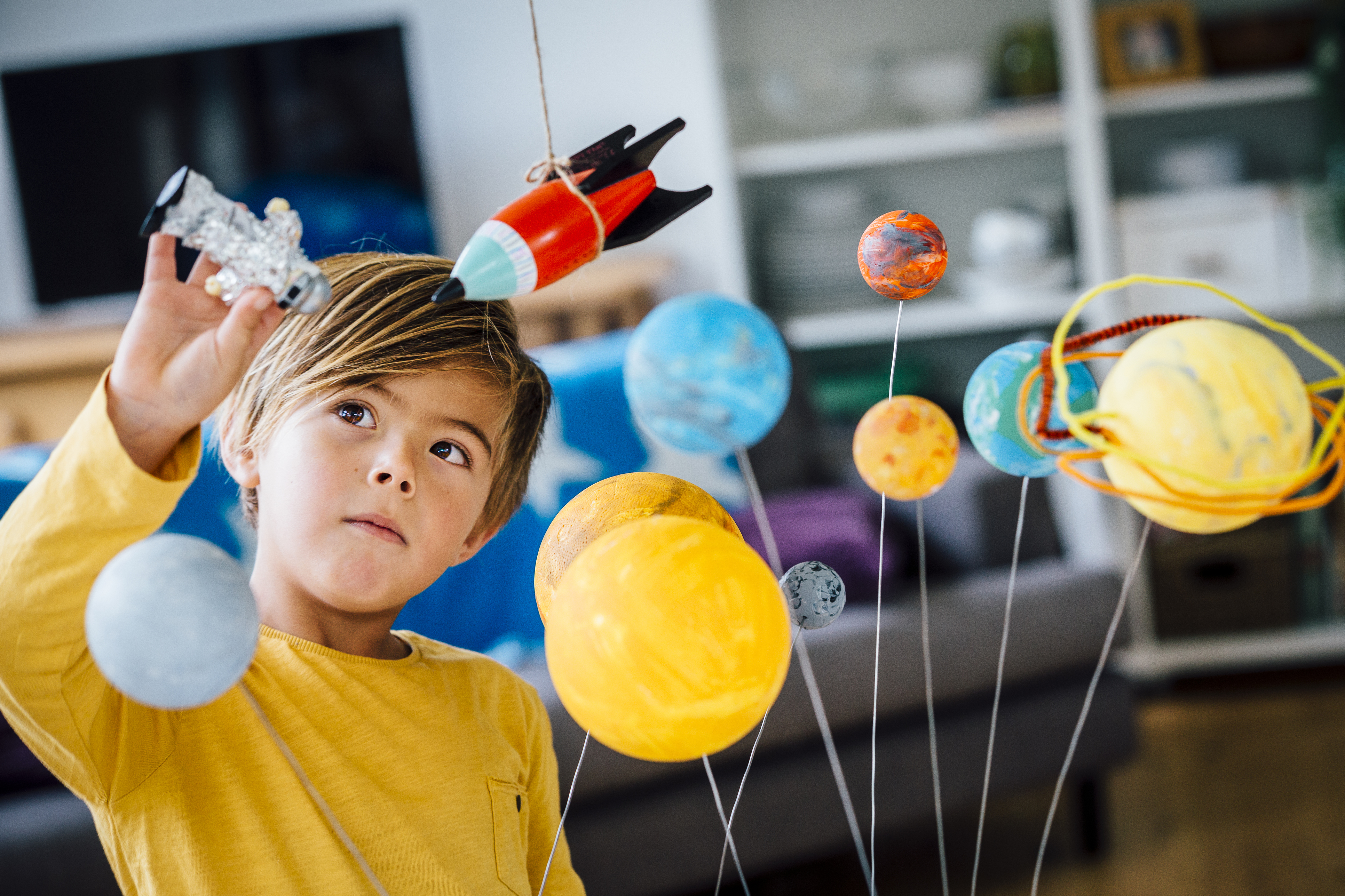 Ett barn leker på ett science center